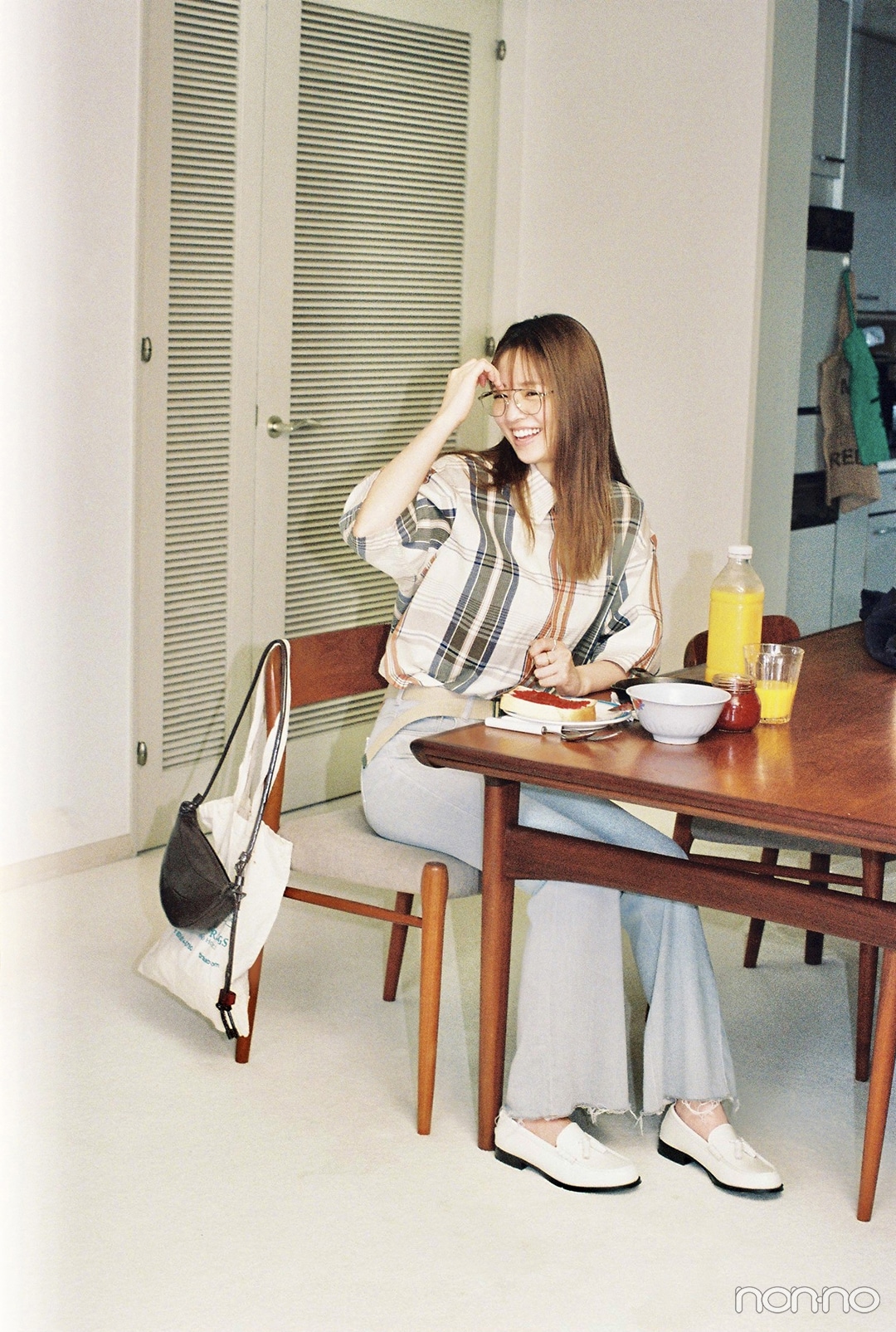 グレーのフレアデニム×チェックシャツの夏コーデ