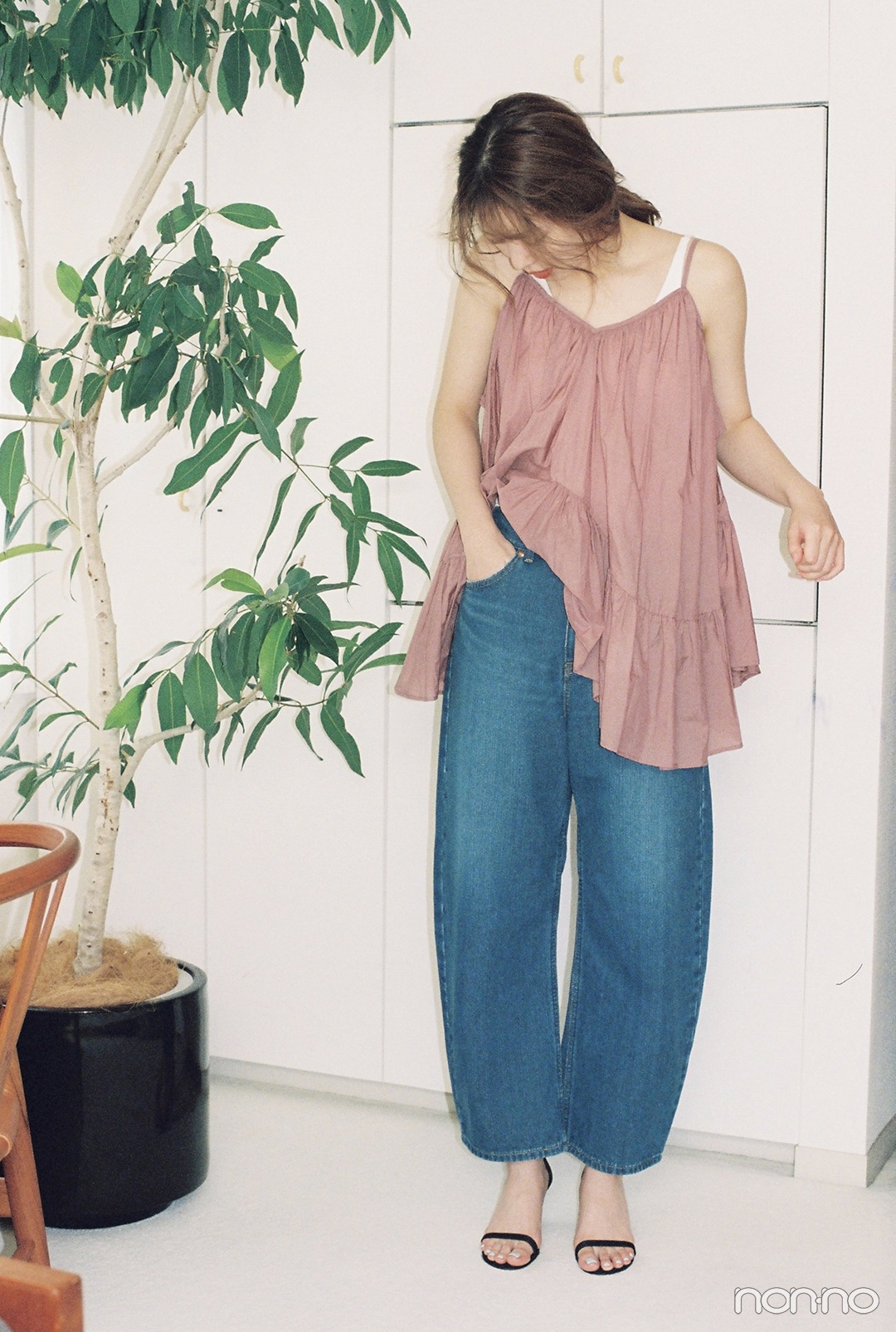 Leeのバレルデニムを履いた横田真悠の正面カット