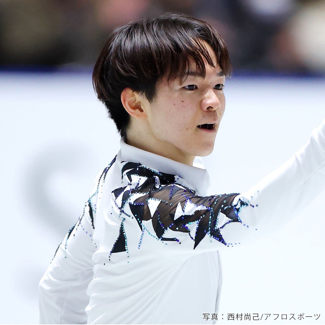 鍵山優真選手:ミラノ五輪フィギュア男子シングル日本代表。ショートプログラムの決めポーズ姿