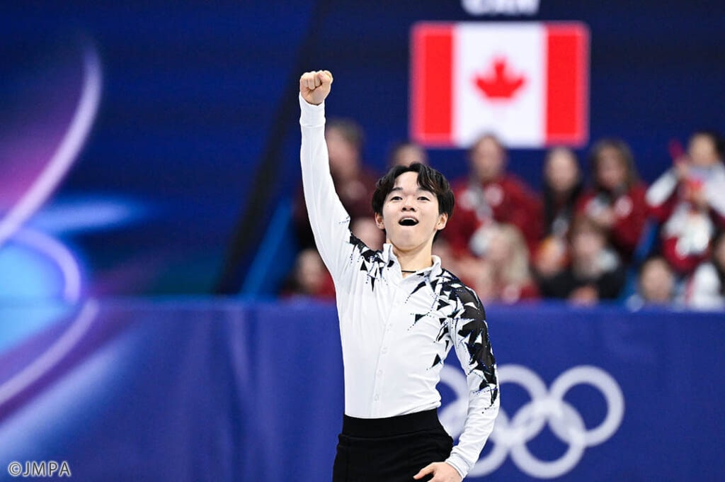 ミラノ五輪団体戦SPで首位に立ち、ガッツポーズで喜ぶ鍵山優真