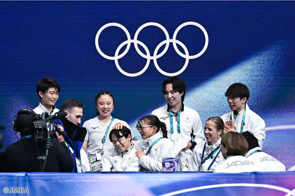 ミラノ五輪団体戦で高得点を出し、坂本花織に頭をなでられる鍵山優真