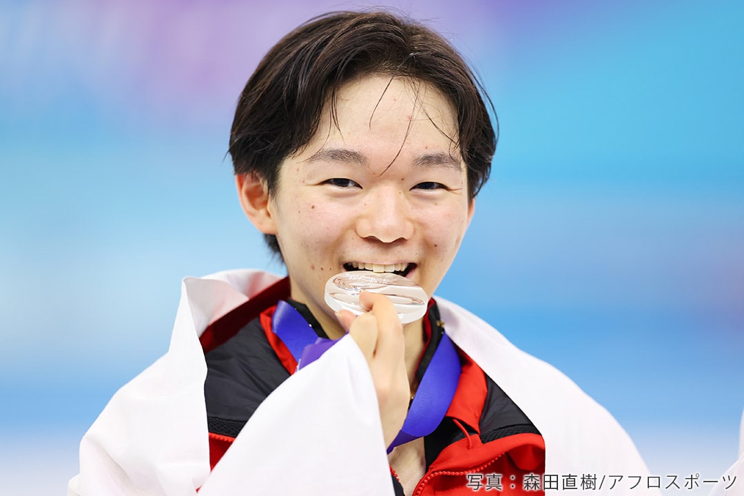 メダルをかむ鍵山優真選手