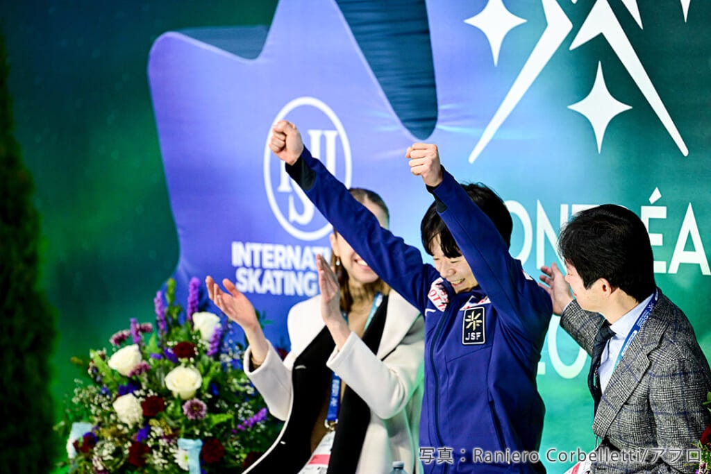 2024年世界選手権で手を上げて喜ぶ鍵山優真選手