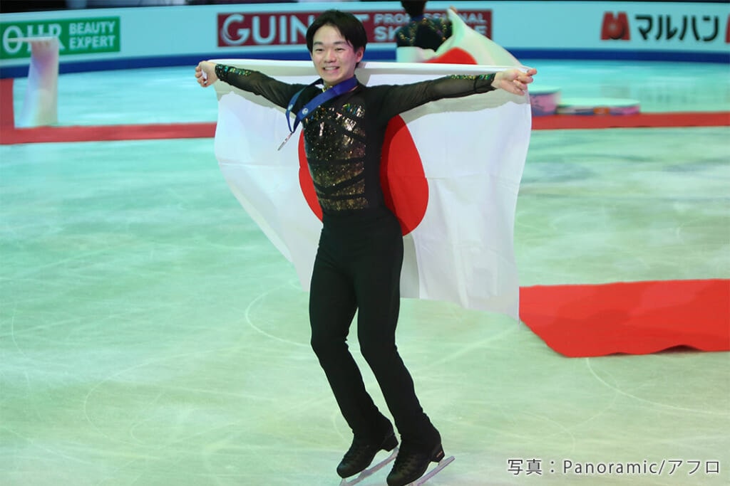 日の丸を背負い笑顔の鍵山優真選手