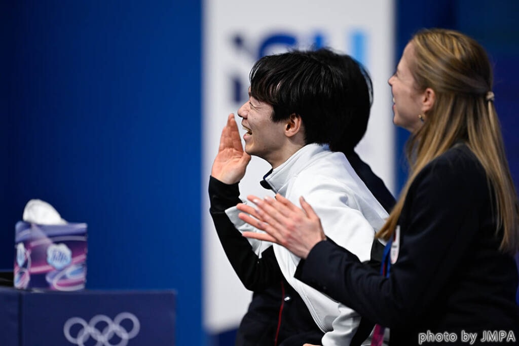 ミラノ五輪フィギュアで鍵山優真選手が笑顔でキスクラに座る様子