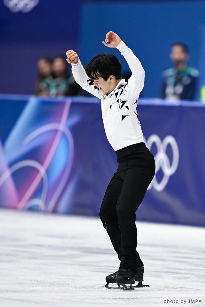 ミラノ五輪フィギュアSPで「I wish」のステップを踏む鍵山優真選手の演技