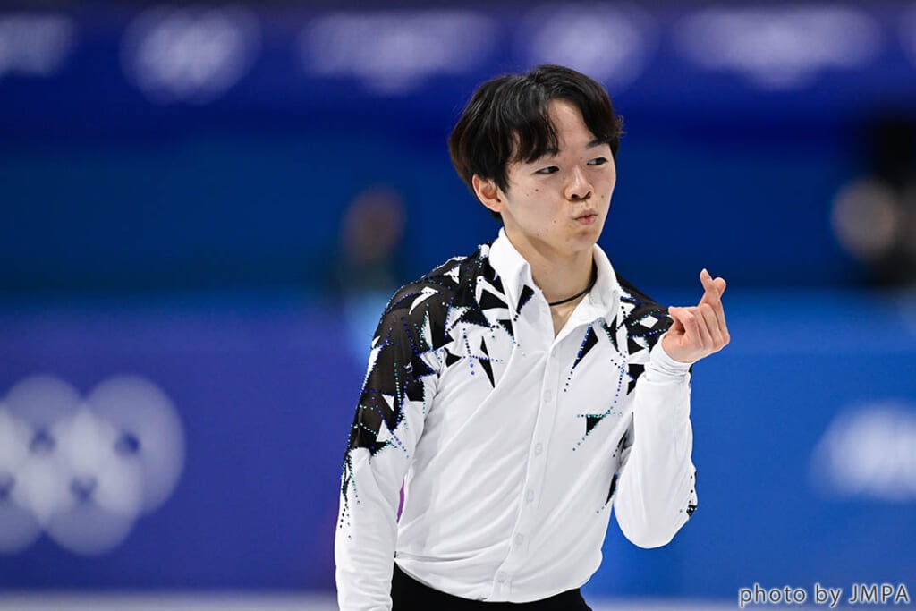 ハートポーズをする演技後の鍵山優真選手